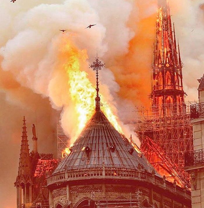 почему загорелся собор парижской богоматери