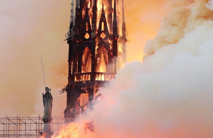 причина пожара в соборе парижской богоматери