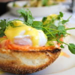 Яйца “Бенедикт”: рецепт на завтрак