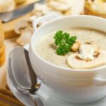 Грибной суп на кокосовом молоке: рецепт от модели Тани Брык